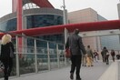 Τραγωδία στο Mall: Ακόμη δεν έχει απαντηθεί πώς η γυναίκα έπεσε στο κενό και σκοτώθηκε