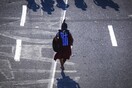 Μαραθωνοδρόμοι με ράσο, σκυλιά, μωρά και αρχαιοελληνικές στολές τρέχουν στην Αθήνα