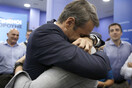 Ο Κυριάκος Μητσοτάκης στην αγκαλιά του γιου του - Τα δάκρυα συγκίνησης του Κωνσταντίνου για τη νίκη του πατέρα του
