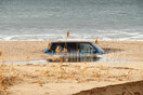 Πρέβεζα: Αυτοκίνητο θάφτηκε κάτω από τόνους άμμου μετά τη χθεσινή κακοκαιρία