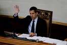 Βενεζουέλα: Πάγωμα στα περιουσιακά στοιχεία και απαγόρευση εξόδου από τη χώρα στον Γκουαϊδό