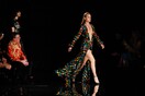 Versace στη Νέα Υόρκη σημαίνει τα διασημότερα μοντέλα, σελέμπριτις και μεγάλες σταρ σε μοναδικό σόου