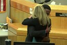 ΗΠΑ: Αγκάλιασε την δολοφόνο του αδερφού του μέσα στο δικαστήριο