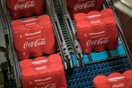 Coca-Cola HBC: Τέλος η πλαστική μεμβράνη στις πολυσυσκευασίες αλουμινίου