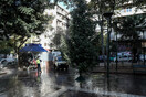 Έστησαν ξανά το χριστουγεννιάτικο δέντρο στα Εξάρχεια
