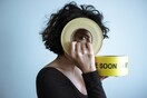 Μια κίτρινη κορδέλα οδηγεί στη νέα open air έκθεση της Έφης Σπύρου στη Σκουφά