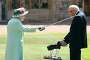 Η βασίλισσα Ελισάβετ έχρισε ιππότη τον «Captain Tom»- Τον βετεράνο που συγκέντρωσε 32 εκατ. για το NHS