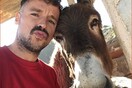 Το πιο τρυφερό viral: Ισπανός ξαναβρίσκει το γάιδαρό του μετά την καραντίνα - «Δεν ντρέπομαι που κλαίω»