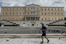 Guardian: Πώς η Ελλάδα νικά τον κορωνοϊό παρά τη δεκαετία του χρέους