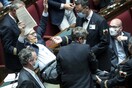 Ιταλία: «Σηκωτό» απομάκρυναν βουλευτή από τα έδρανα - Λόγω «απαράδεκτης φρασεολογίας»