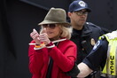 Συνελήφθη ξανά η Τζέιν Φόντα - Η τέταρτη φορά σε ένα μήνα που της περνάνε χειροπέδες ενώ διαδηλώνει