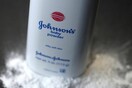 Η Johnson & Johnson θα σταματήσει να πουλά σκόνη ταλκ για βρέφη σε ΗΠΑ και Καναδά