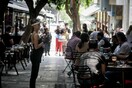 Τραπέζια έξω: Οι καφετέριες άνοιξαν με μάσκες και αποστάσεις - Εικόνες από την πρώτη ημέρα