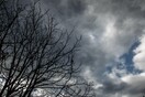 Καιρός: Ζέστη για σήμερα με κατά τόπους βροχές - Από αύριο χειμώνας ξανά