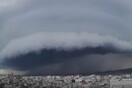 Τα σύννεφα και ο εντυπωσιακός σχηματισμός της καταιγίδας πάνω από την Αθήνα