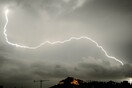 Meteo: Βροχές, καταιγίδες και πολλοί κεραυνοί τις επόμενες ώρες στα κεντρικά και βόρεια [χάρτες]