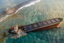 Μαυρίκιος: Στα δύο «έσπασε» το πλοίο που προσάραξε - «Η χειρότερη οικολογική καταστροφή στη χώρα»