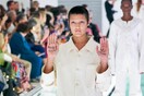 «Αντάρτικο» στην επίδειξη του Gucci - Μοντέλο αιφνιδίασε τους πάντες με αυτό που έγραψε στο χέρι του