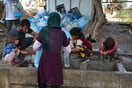 Μόρια: Η καθημερινότητα στον καταυλισμό- Πλανόδιοι πωλητές, χιλιάδες πλαστικά μπουκάλια και σκηνές