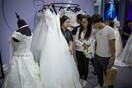 Κίνα: «Μην παντρεύεστε, κάντε σύντομες κηδείες» λόγω κοροναϊού