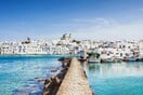 Εγκατέλειψε το Λονδίνο με τον γιο της λόγω κορωνοϊού και πήγαν στην Πάρο - Ο εν διαστάσει σύζυγος κινείται νομικά