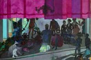 Πίνακες με το πρώτο γκέι φιλί στην ιστορία του βρετανικού θεάτρου έγιναν μέρος εθνικής κληρονομιάς
