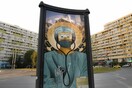 Η Ορθόδοξη Εκκλησία στη Ρουμανία λέει πως είναι βλάσφημες οι αφίσες που απεικονίζουν γιατρούς ως αγίους με φωτοστέφανα