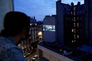 Σινεμά κόντρα στον κορωνοϊό: Κινηματογράφος στο Παρίσι προβάλλει ταινίες σε τοίχο πολυκατοικίας