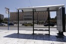 Αναστάτωση στο Σύνταγμα: Λεωφορείο έπεσε σε στάση στη Φιλελλήνων - Μία τραυματίας