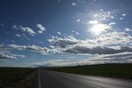 Καιρός: Μπόρες στα κεντρικά και νότια, άνεμοι έως 8 μποφόρ