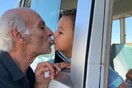 H φωτογραφία από τη Συρία που συγκινεί: Ο παππούς αποχαιρετά το εγγόνι του