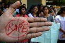 «Υπάρχει εγχειρίδιο βιασμού;» - Οργή για δικαστή που αποκάλεσε «ανάρμοστη» τη στάση φερόμενου θύματος