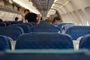 Αεροσυνοδός γίνεται viral, ξανά, με τις συμβουλές της- Αυτά είναι τα πιο βρώμικα σημεία στο αεροπλάνο