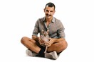 Ο Κωνσταντίνος και η γάτα του, η Νουρ: ο πιο τρυφερός δεινόσαυρος του κόσμου