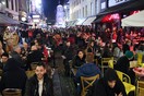 H τελευταία νύχτα πριν το lockdown στο Λονδίνο - Χιλιάδες στους δρόμους και στις παμπ