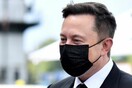 Ο Έλον Μασκ συνεχίζει να αμφισβητεί τα τεστ: «Μάλλον έχω ήπια συμπτώματα Covid-19»