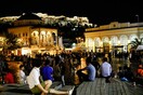 Κορωνοϊός: Φαινόμενα συνωστισμού σε πλατείες της Αθήνας μετά τις 12 που έκλεισαν τα περίπτερα