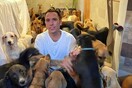 O Ρικάρντο έβαλε στο σπίτι του 300 σκυλιά για να τα σώσει από τυφώνα
