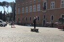 Ρώμη: Για πρώτη φορά μια γυναίκα τροχονόμος πάνω σε εξέδρα, για τη ρύθμιση της κυκλοφορίας