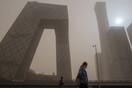 Κίνα: Μπλε ήλιος και κίτρινος ουρανός από τις αμμοθύελλες στο Πεκίνο