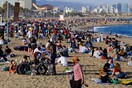 Πάρτι με δεκάδες άτομα σε παραλία της Βαρκελώνης	- Χωρίς μάσκα ή αποστάσεις