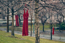 Τα κόκκινα φορέματα: Ένα σύμβολο για τις γυναίκες που αγνοούνται και δολοφονούνται