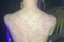 Η Grimes έκανε τατουάζ «ουλές από εξωγήινους» σε όλη την πλάτη της