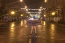 Γυμνός στην Πανεπιστημίου: Ο Σεμπάστιαν Σταν γιορτάζει την πρεμιέρα του «Monday» με μια NSFW εικόνα από τα γυρίσματα