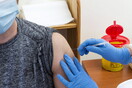 ΗΠΑ: Οι μισοί ενήλικοι έχουν κάνει τουλάχιστον μία δόση του εμβολίου για τον κορωνοϊό