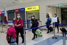 Τελείωσε το «πείραμα της Ρόδου»: Οι 189 τουρίστες επιστρέφουν στην Ολλανδία - Το πανό του αποχαιρετισμού