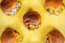 Το Smash’n Bun γράφει το νέο success story στο αυθεντικό street food με το ζουμερό Smash burger, το τραγανό Κorean fried chicken και το απολαυστικό grilled cheese sandwich κι ανατρέπει τα δεδομένα