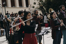 Support Art Workers: Εκατοντάδες καλλιτέχνες έπαιξαν μουσική και τραγούδησαν στα Προπύλαια για το δικαίωμα στην εργασία