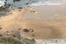 Ισπανία -Ταύρος 800 κιλών εγκλωβίστηκε σε παραλία: Καρέ - καρέ η εντυπωσιακή διάσωση από αέρος (Βίντεο)