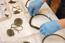 Σουηδία: Περιπατητής βρήκε τυχαία κοσμήματα 2.500 ετών - «Έδειχναν ολοκαίνουρια, νόμιζα ότι ήταν ψεύτικα»